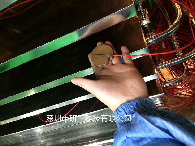 凍干塊與探頭連接，測試凍干機(jī)板層溫度均勻性 